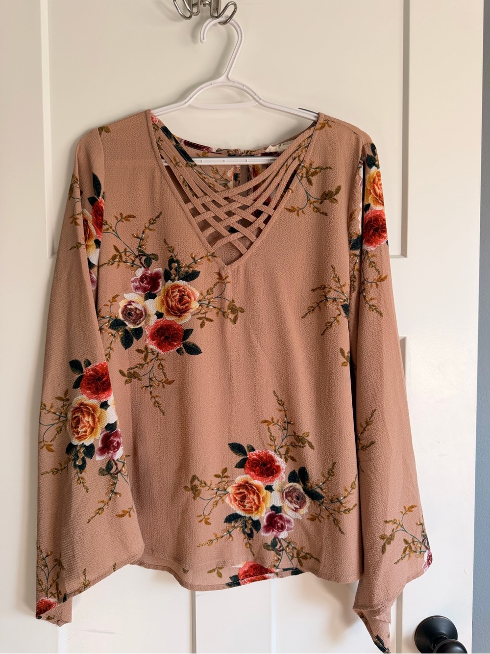 entro Dusty Rose Floral Lattice V-Neck Long Sleeve Top